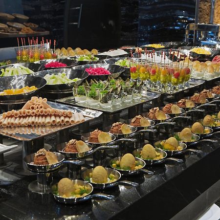 Doubletree By Hilton Istanbul - Piyalepasa Hotel Exterior foto A buffet of canapés