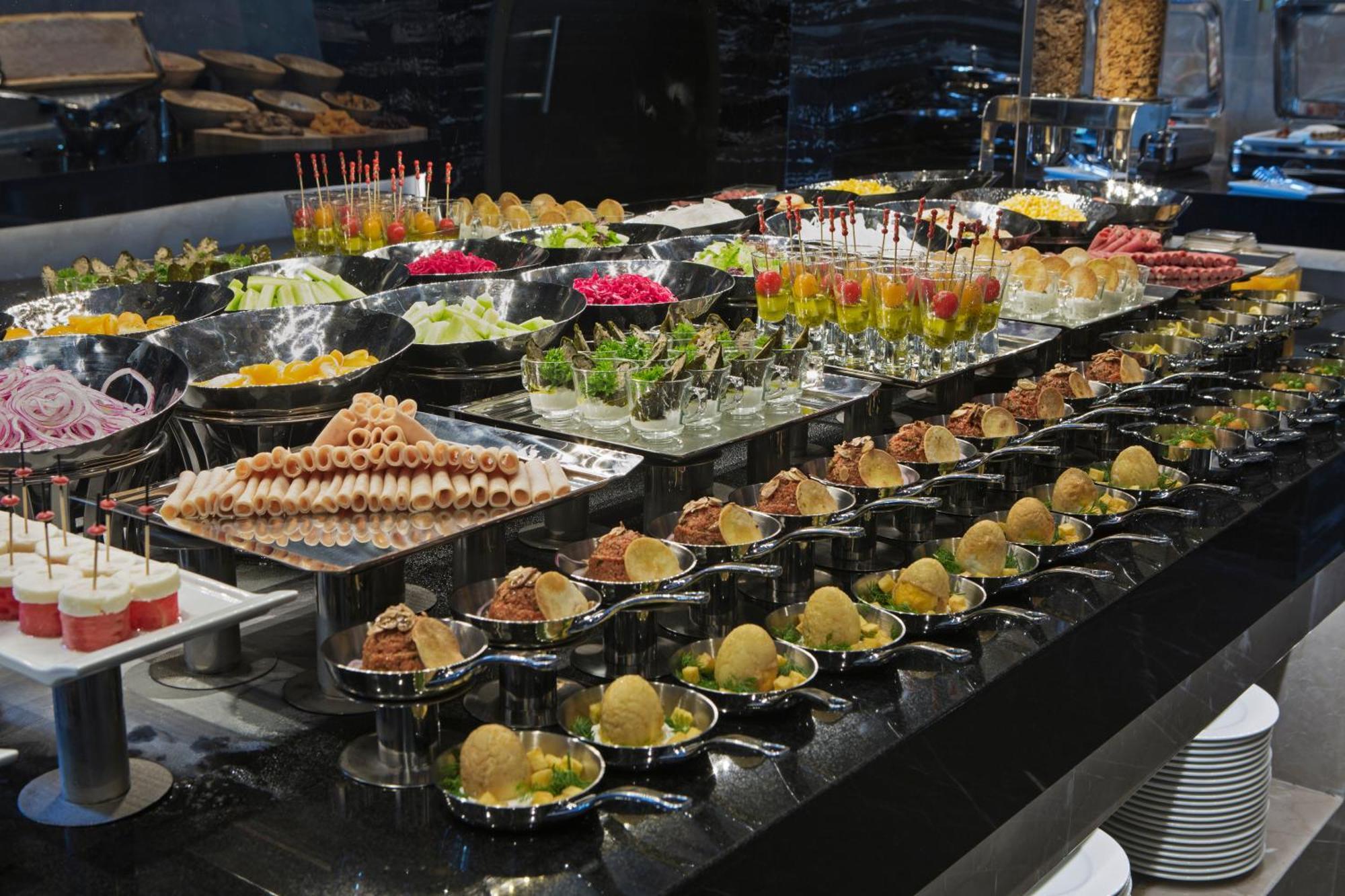 Doubletree By Hilton Istanbul - Piyalepasa Hotel Exterior foto A buffet of canapés
