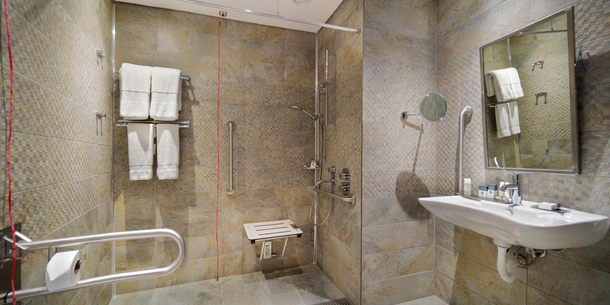 Doubletree By Hilton Istanbul - Piyalepasa Hotel Exterior foto A shower seat