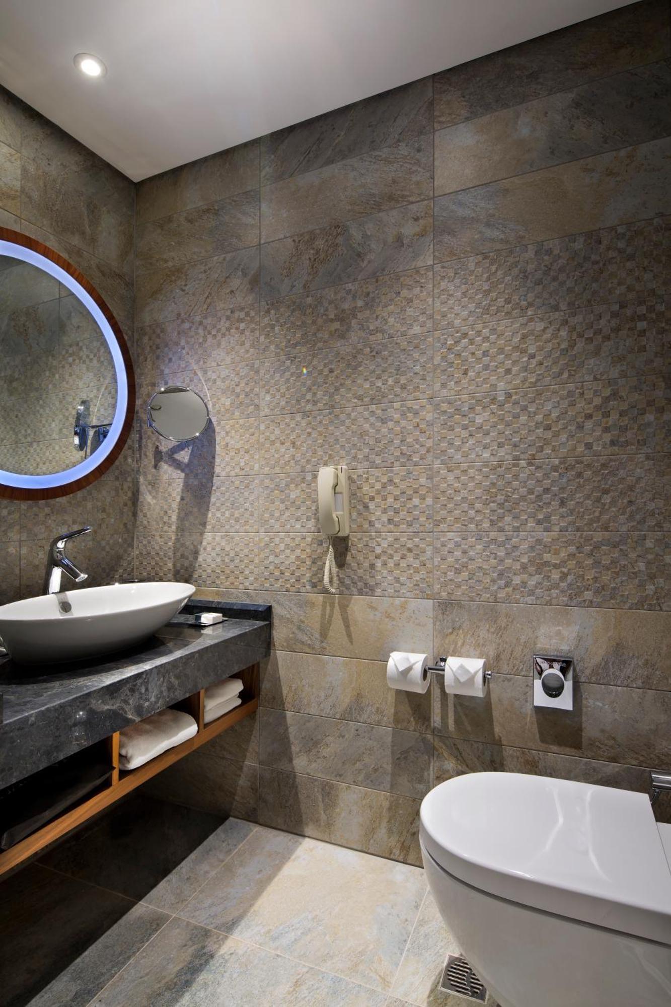 Doubletree By Hilton Istanbul - Piyalepasa Hotel Exterior foto Bathroom