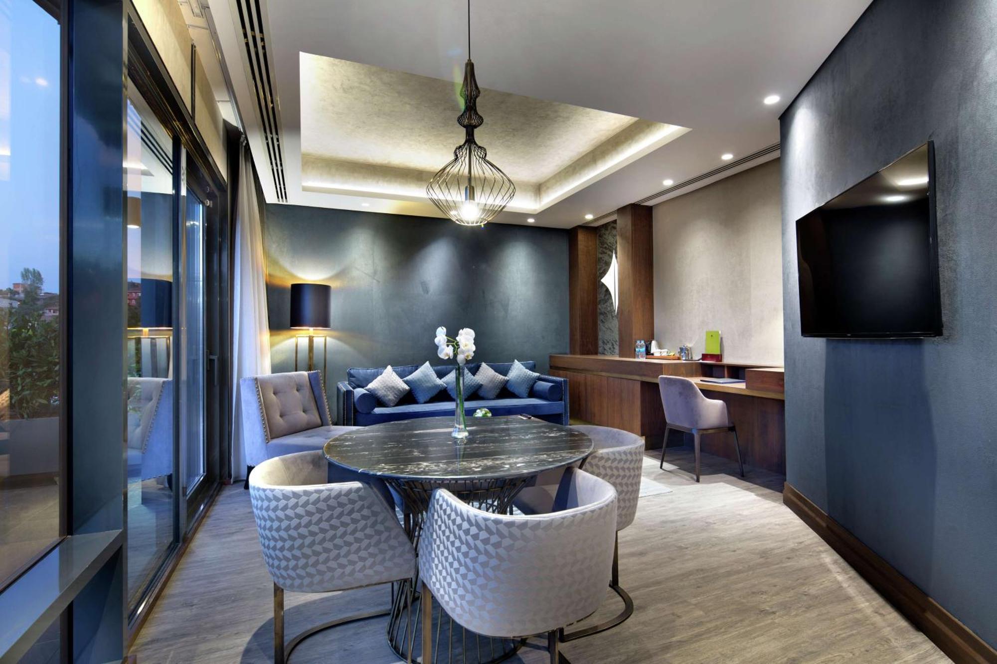 Doubletree By Hilton Istanbul - Piyalepasa Hotel Exterior foto The Executive Lounge at the hotel