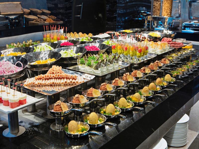 Doubletree By Hilton Istanbul - Piyalepasa Hotel Exterior foto A buffet of canapés